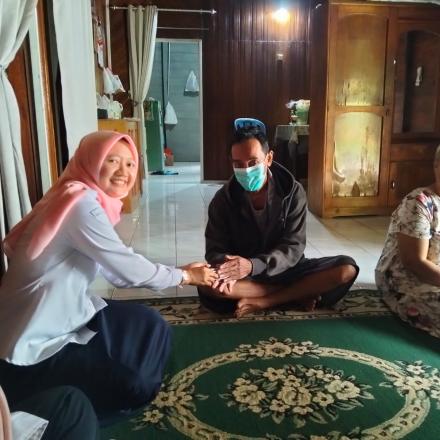 Perduli Warga Sakit Pemdes Gunung Ulin Berikan Santunan 